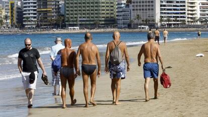 Varios turistas disfrutan de las playas espa&ntilde;olas. 