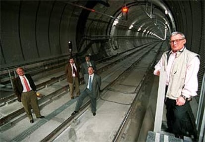 El presidente del Metro, Manuel Melis, a la derecha, junto a otros responsables del <I>metrosur</I>, en los túneles de la estación Alcorcón Central.