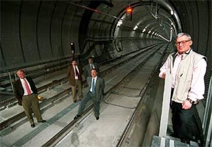 El presidente del Metro, Manuel Melis, a la derecha, junto a otros responsables del <I>metrosur</I>, en los túneles de la estación Alcorcón Central.