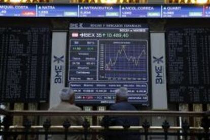 Vista de un panel en la Bolsa de Madrid que refleja la evolución del principal indicador de la bolsa española, el IBEX 35.