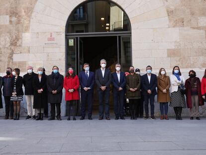 Minuto de silencio en el Palau por el asesinato machista de una joven de 25 años en Elche.