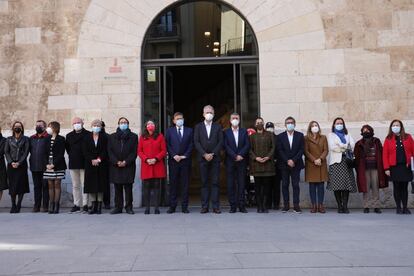 Minuto de silencio en el Palau por el asesinato machista de una joven de 25 años en Elche.