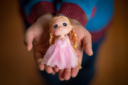 Yara, de 10 años, todavía tiene su muñeca. "Este juguete es de Siria. Su nombre es Farah", asegura. El padre se la regaló por su cumpleaños. "Solía comprarme tantas cosas...", recuerda. A ella le gusta quitarle el vestido de Farah, lavarlo y vestirla de nuevo. “La cuido porque la amo. Me siento feliz cuando estoy con ella. La llevo a todas partes. Duermo con ella, le cuento la historia de 'Caperucita Roja' para irse a dormir". Yara todavía tiene recuerdos de su dormitorio en Siria. “Era blanco y tenía osos de peluche y uno era más grande que yo. Cuando la cosa se puso fea en casa y hubo tiroteos, papá dijo que reuniéramos nuestras cosas que nos íbamos. Quería traer ese oso de peluche aquí, pero mis padres dijeron que no, que era demasiado grande".