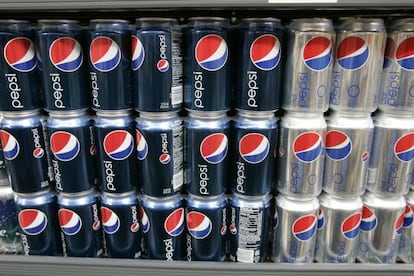 Latas de Pepsi en un supermercado.