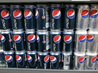 Latas de Pepsi en un supermercado.
