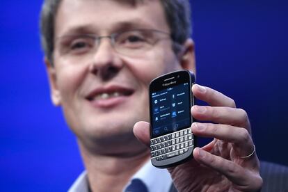 Thorsten Heins, presidente de Research in Motion (RIM) presentando un nuevo modelo de teléfono con Blackberry 10