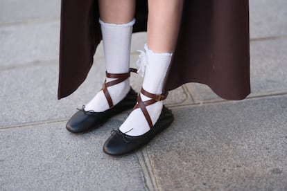 Calcetines blancos con zapatos planos negros vistos en las calles de París durante la última semana de la moda.