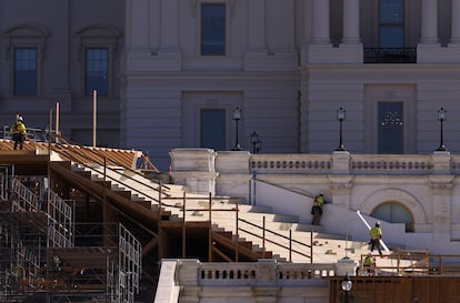 Obreros de la construcción trabajan en la plataforma que se está construyendo frente al Capitolio para la toma de posesión del nuevo presidente.