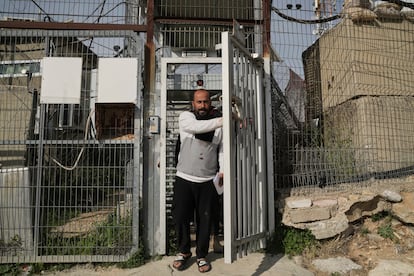 Hamdan Ballal sale este martes de la base militar en el asentamiento de Kiryat Arba, en Cisjordania.