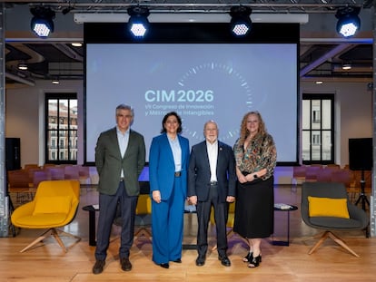 Rafael Fernández de Alarcón (Telefonica); María Luisa Martínez Gistau y Ángel Alloza (Corporate Excellence), y Johna Burke (AMEC), durante el CIM 2026.