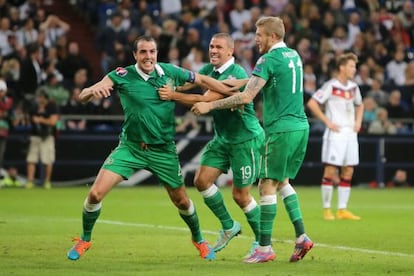 John O&#039;Shea, de Irlanda, celebra su gol ante Alemania el martes.