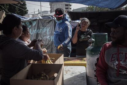 Floriberta, guatemalteca, y Paula, mexicana de Chiapas, forman parte del grupo de voluntarias de la cocina de El Chaparral. Ambas mujeres son madres solteras y fueron víctimas de violencia de género a manos de los padres de sus hijos. Pulsa en la imagen para ir a la fotogalería 