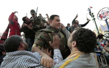 Los manifestantes abrazan a los militares egipcios en la plaza de la Liberación.