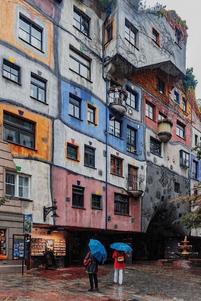 El edificio Hundertwasserhaus, un complejo residencial municipal destinado a viviendas sociales, acabado en 1985.