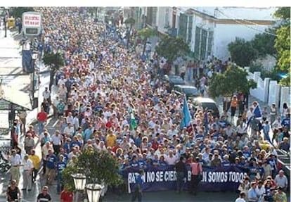 Vecinos de San Fernando, durante la manifestación convocada ayer en defensa de los astilleros.