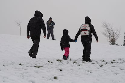 Una familia pasea sobre la nieve caída este viernes, en O Cebreiro, Lugo. 