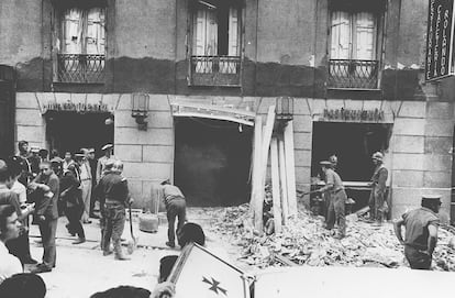 La fachada de la antigua cafetería Rolando, en la calle del Correo, el día del atentado de ETA, el 13 de septiembre de 1974.