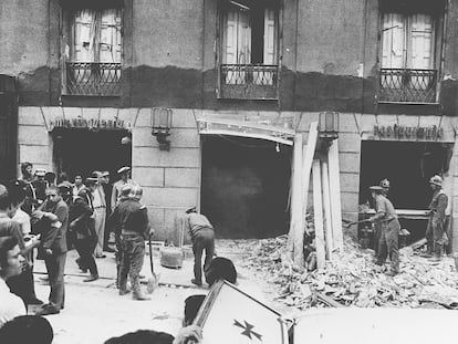La fachada de la antigua cafetería Rolando, en la calle del Correo, el día del atentado de ETA, el 13 de septiembre de 1974.