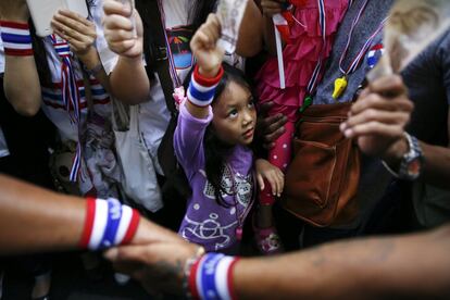 El movimiento, cuyas protestas comenzaron hace más de dos meses, planea acampar indefinidamente en estos puntos y realizar varias marchas hacia sedes oficiales en lo que llaman "apagón de Bangkok", que persigue paralizar el Gobierno hasta conseguir su renuncia. En la imagen, una niña durante la manifestación en Bangkok.