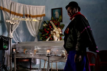 Un asistente al funeral del líder indígena Jesús Antonio Montano en Silvia, Colombia, el pasado junio.