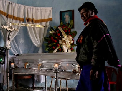 Un asistente al funeral del líder indígena Jesús Antonio Montano en Silvia, Colombia, el pasado junio.