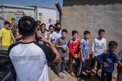 La ONG Spirit of Soccer centra su trabajo también en campos de refugiados y de desplazados internos del país. En la imagen, los niños de un campamento de desplazados internos yazidíes de la zona de Duhok (Kurdistán, Irak) se preparan para jugar este agosto. Tras el entrenamiento, a veces los entrenadores hacen también sesiones teóricas con las familias para informarles sobre los peligros de las minas.