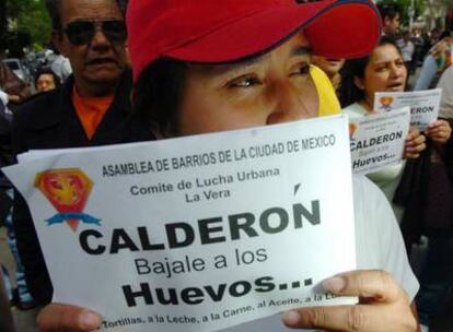 Miembros de organizaciones sociales gritan consignas durante una protesta por la subida de precios de los productos de la canasta básica frente a la Secretaría de Economía en Ciudad de México.