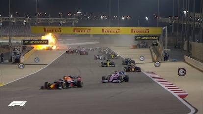 Al tocarse con el Alpha Tauri del ruso Daniil Kvyat, Grosejan se estrelló contra la barrera y destruyó de forma espectacular su monoplaza, que se incendió.