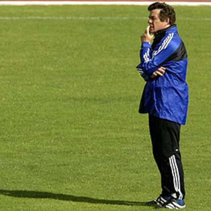 Otto Rehhagel observa a sus jugadores durante un entrenamiento.