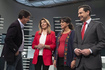 Los cuatro principales candidatos a la Presidencia de la Junta de Andalucía, de izquierda a derecha: Juan Marín, Susana Díaz, Teresa Rodríguez y Juan Moreno, antes de comenzar el debate celebrado en Sevilla, el 26 de noviembre de 2018.