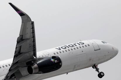 Un avión de Volaris despega de Ciudad de México.