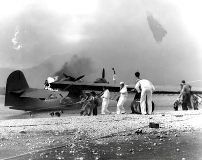 Marineros estadounidenses tratan de rescatar un hidroavión PBY quemado durante la incursión japonesa en la Estación Aérea Naval Kaneohe Bay (Hawái), 7 de diciembre de 1941.