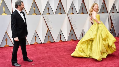 Leslie Mann, con diseño amarillo mostaza de Zac Posen, y Judd Apatow.