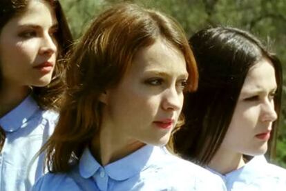 Fotograma del videoclip de la canción 'I hate you but I love you', de Russian Red