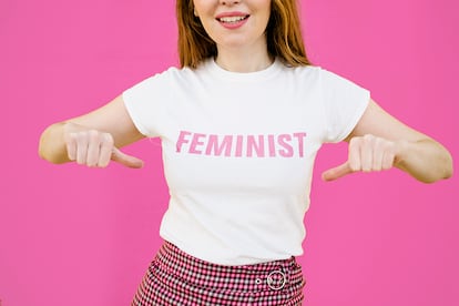 Mujer blanca con camiseta feminista.