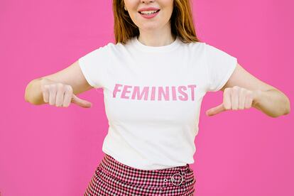 Mujer blanca con camiseta feminista.