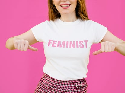 Mujer blanca con camiseta feminista.