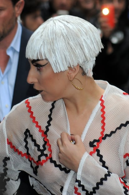 Las pelucas son uno de los complementos favoritos de Lady Gaga. Con esta fue vista a la salida de un hotel en Milán, en 2014. 