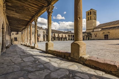 La web de entradas para museos y monumentos <a href="https://www.musement.com/es/" target="_blank">Musement</a> ha elaborado un listado con el pueblo más popular de cada provincia española. Una clasificación que han realizado atendiendo al volumen de búsquedas que cada uno genera en Google para el término "qué ver en...", y considerando todos los municipios de España con menos de 20.000 habitantes. De entre los 50 ganadores, hemos seleccionado los pueblos más pequeños, de hasta 3.000 vecinos. <br> </br> Es más que posible que la serie '30 monedas', dirigida por Álex de la Iglesia y emitida por HBO, haya tenido que ver en el aumento de su popularidad en el buscador de Google. Pedraza, con menos de 400 habitantes y a 37 kilómetros al noreste de Segovia capital, está declarada conjunto monumental desde 1951 y forma parte de la asociación Los Pueblos Más Bonitos de España. Las andanzas en la ficción del padre Vergara, Elena la veterinaria y Paco el alcalde tienen lugar en esta villa medieval amurallada de casonas hidalgas y palacios de fachadas blasonadas, con su Vieja Cárcel, su plaza Mayor (en la imagen), su castillo-museo de Ignacio de Zuluaga o su Pozo de las Hontanillas, un aljibe del siglo XV. <br> </br> Más información: <a href="https://pedraza.info/" target="_blank">pedraza.info</a>