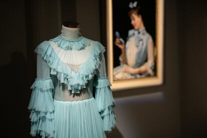 Vestido de la colección de Dolce & Gabbana junto al cuadro ‘Aline en Azul’, de Raimundo de Madrazo (1880).