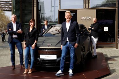 El consejero delegado de Seat y Cupra, Wayne Griffiths (2d), posa junto a varios directivos, tras la rueda de prensa que ha ofrecido este jueves en Barcelona.