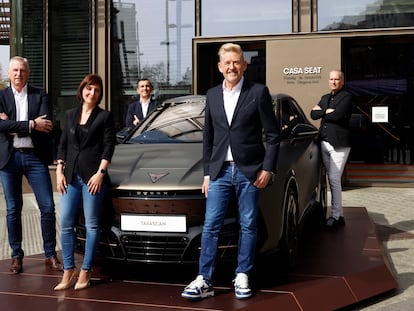 El consejero delegado de Seat y Cupra, Wayne Griffiths (2d), posa junto a varios directivos, tras la rueda de prensa que ha ofrecido este jueves en Barcelona.