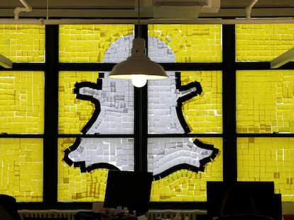 Logo do Snapchat feito com post-its em uma redação de Nova York.