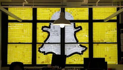 Logo de Snapchat hecho con post-its en una redacción de Nueva York.