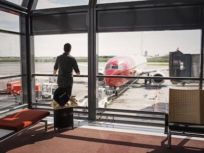 Un hombre observa un avión de Norwegian.