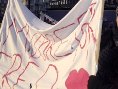 Una madre de un niño asesinado protesta en Copenhague. 