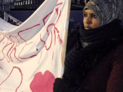 Una madre de un niño asesinado protesta en Copenhague.