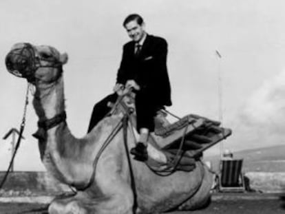 Ignacio Aldecoa sobre un camello en una imagen de 'Imprescindibles' de TV2.