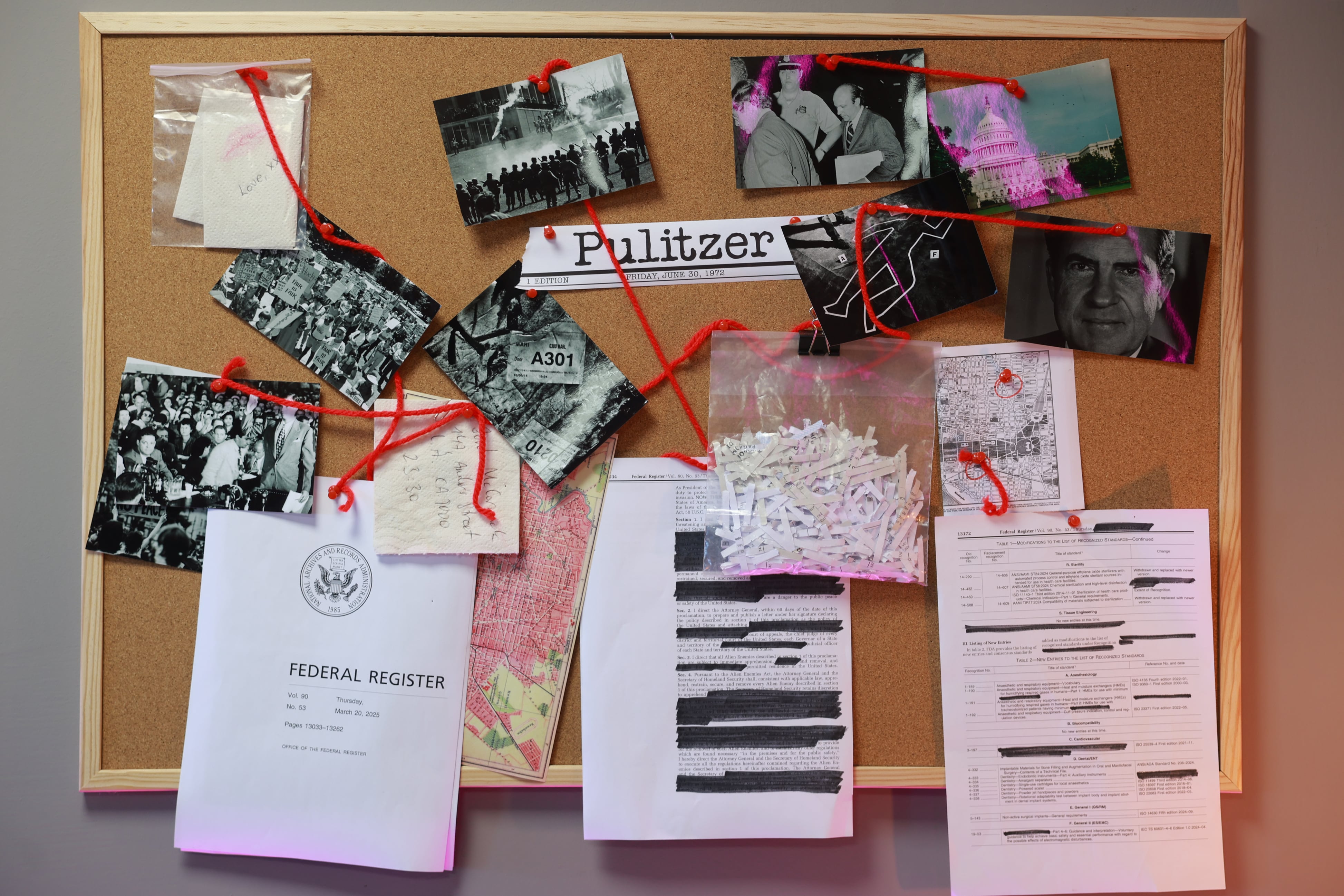 Material promocional del juego de mesa 'Pulitzer', en la sede de su desarrolladora, Tranjis Games, en Rivas-Vaciamadrid.