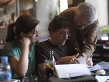 David Trueba junto a los protagonistas de 'Madrid, 1987', María Valverde y José Sacristán